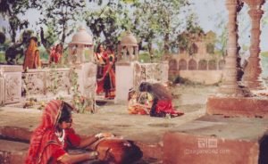 Krishna-eating-mud
